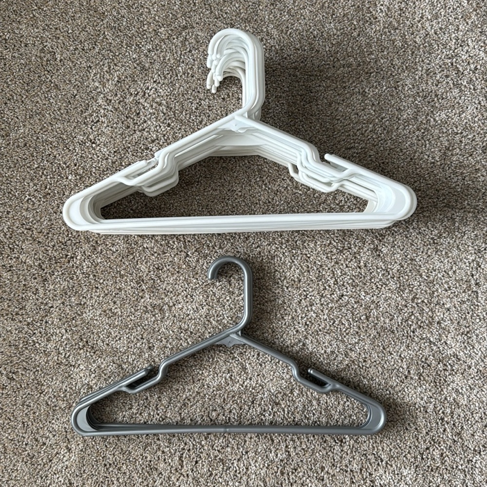 Mainstays Plastic Clothing Hangers (22) - Picture 2 of 10